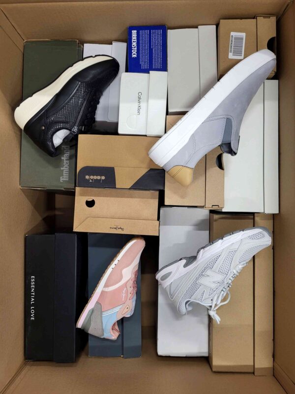 The photo shows a package with footwear in the category BS.