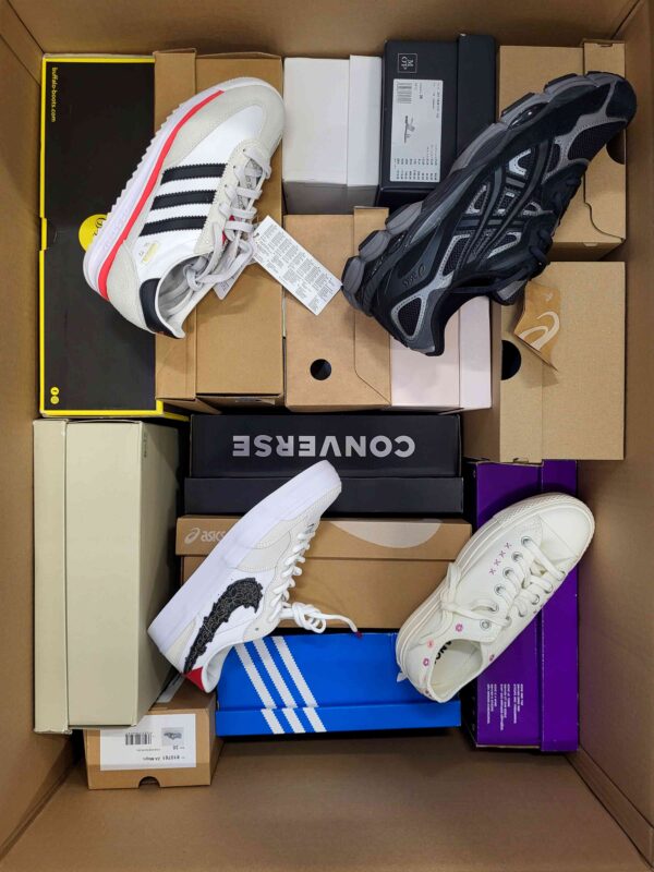 The photo shows a package with footwear in the category BS.