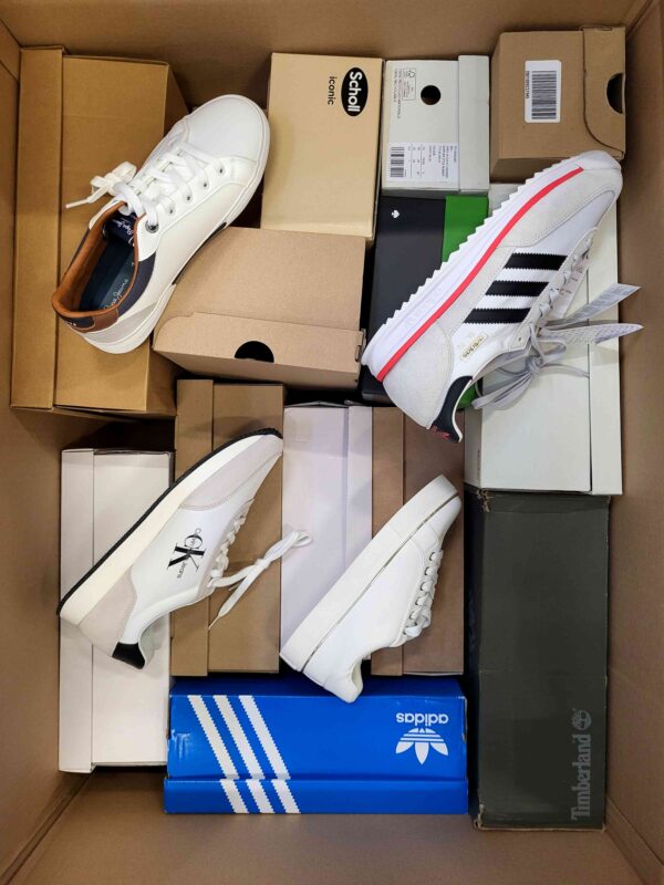 The photo shows a package with footwear in the category BS.