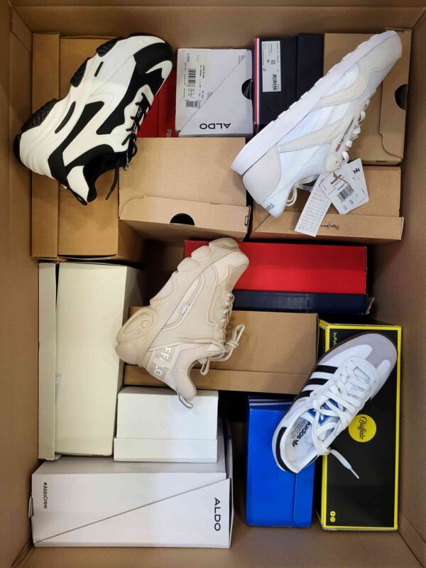 The photo shows a package with footwear in the category BS.