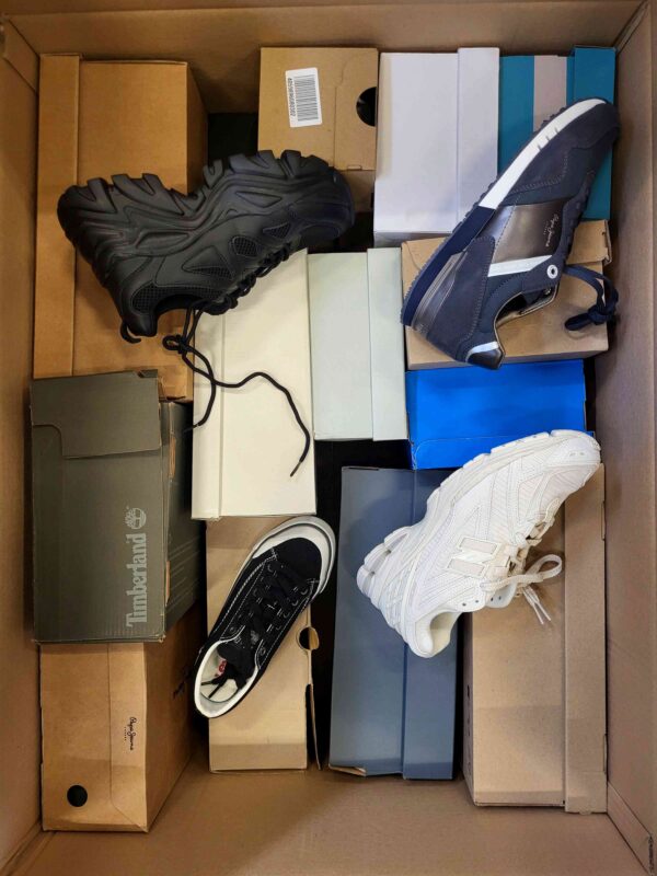 The photo shows a package with footwear in the category BS.