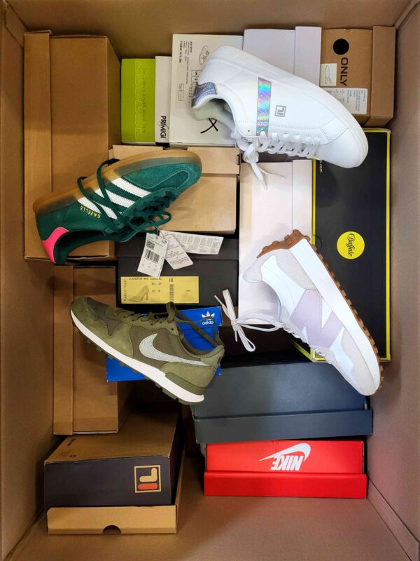 The photo shows a package with footwear in the category BS.