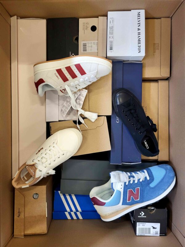 The photo shows a package with footwear in the category BS.