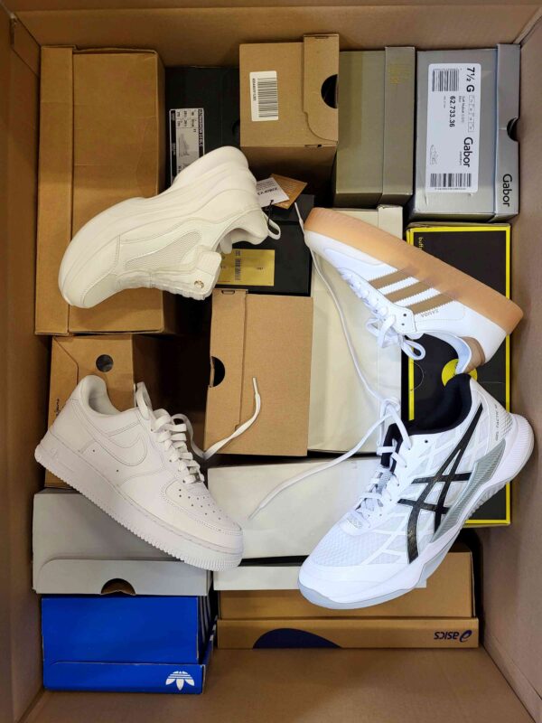 The photo shows a package with footwear in the category BS.