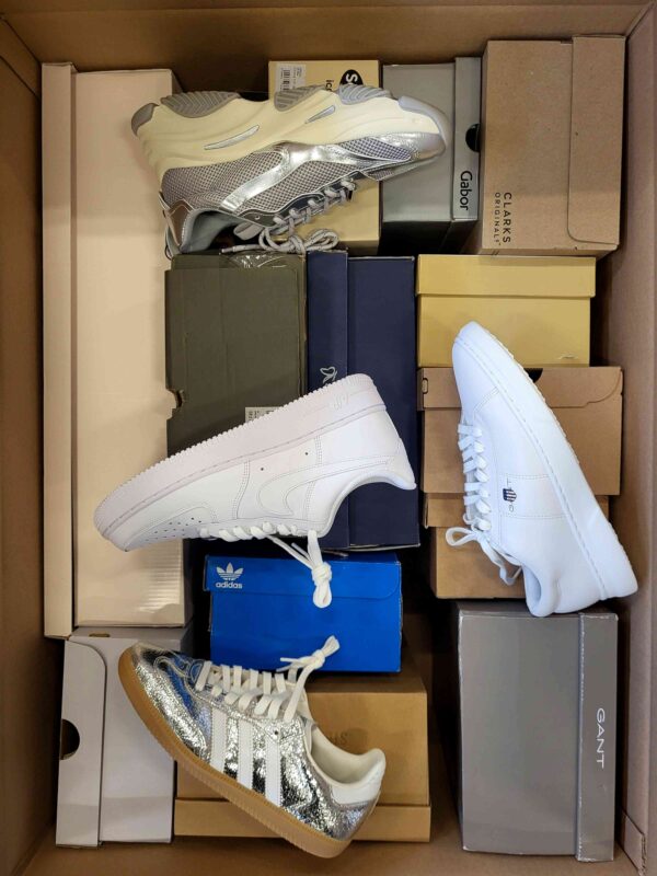 The photo shows a package with footwear in the category BS.