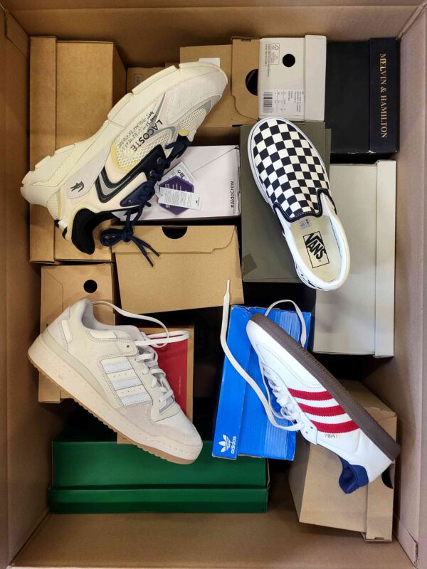 The photo shows a package with footwear in the category BS.