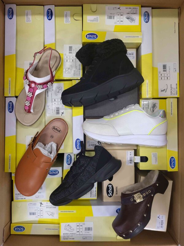 The photo shows a package with footwear in the category SM.