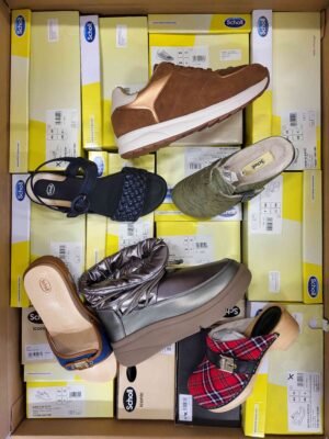 The photo shows a package with footwear in the category SM.