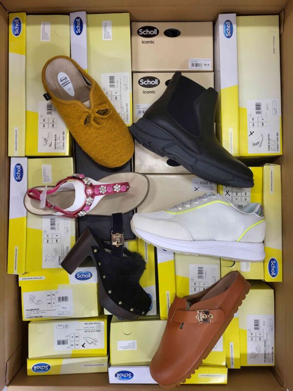 The photo shows a package with footwear in the category SM.