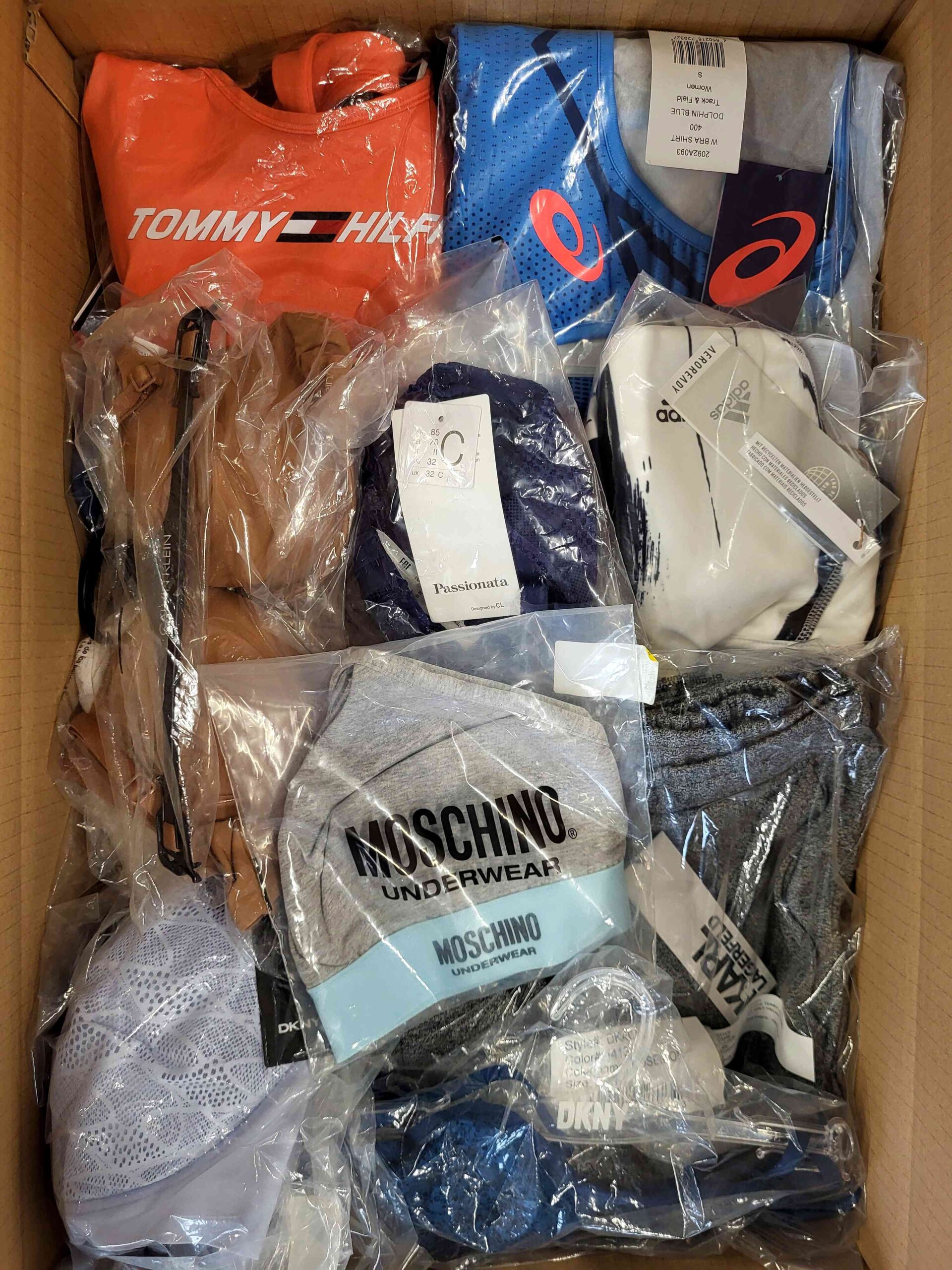 The photo shows a package with clothing in the category AU.