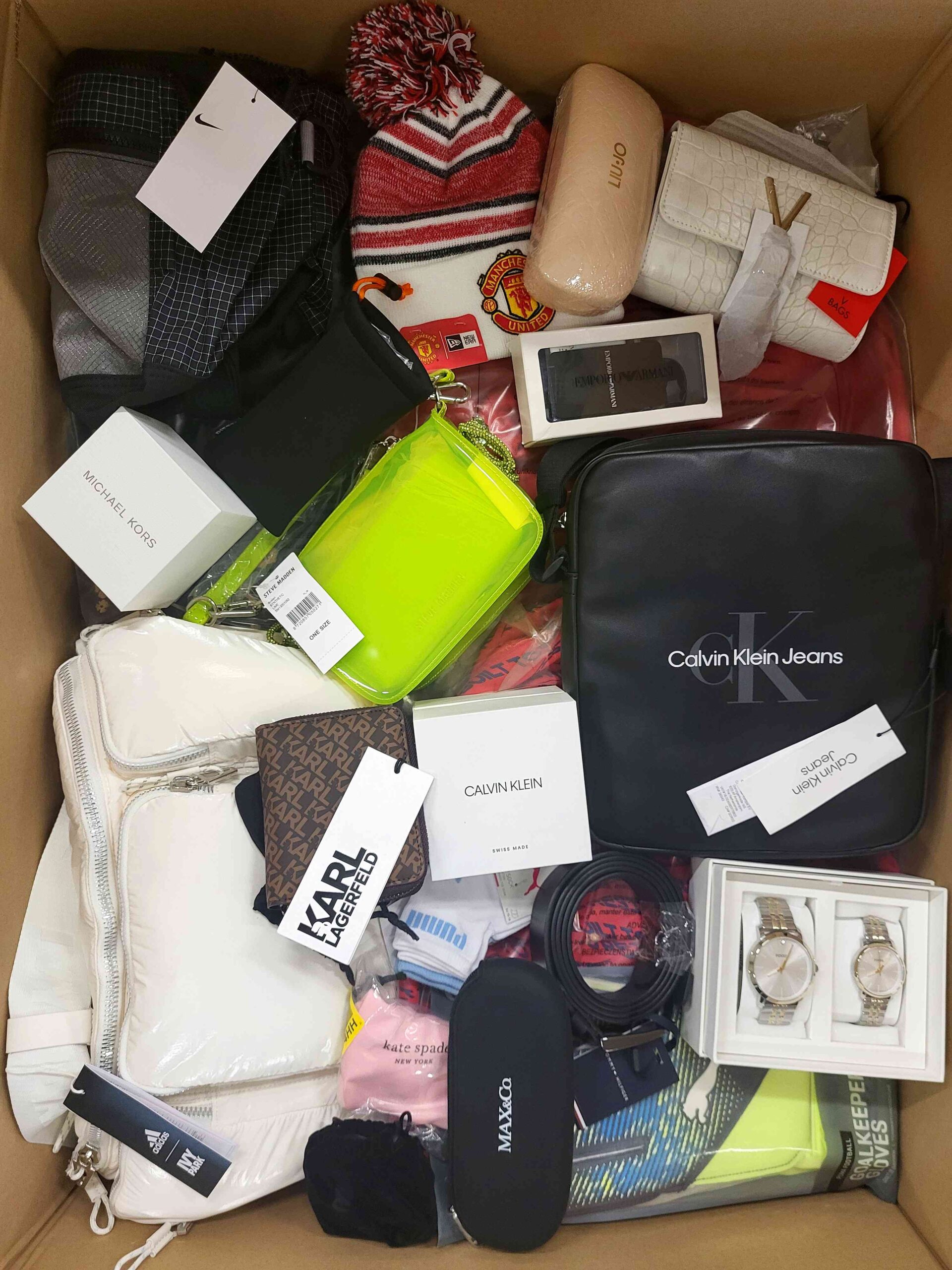 AA205 3 The picture shows a package with accessories in the category AA.