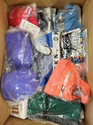The photo shows a package with clothing in the category AU.
