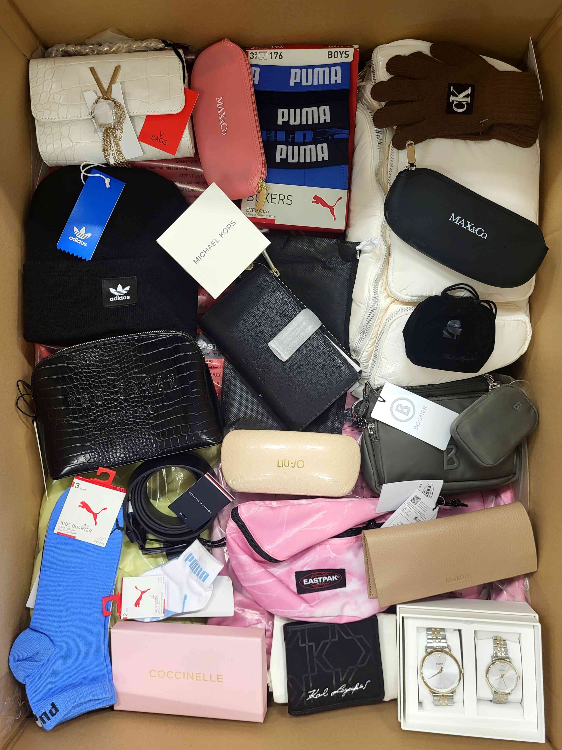 AA206 3 The picture shows a package with accessories in the category AA.