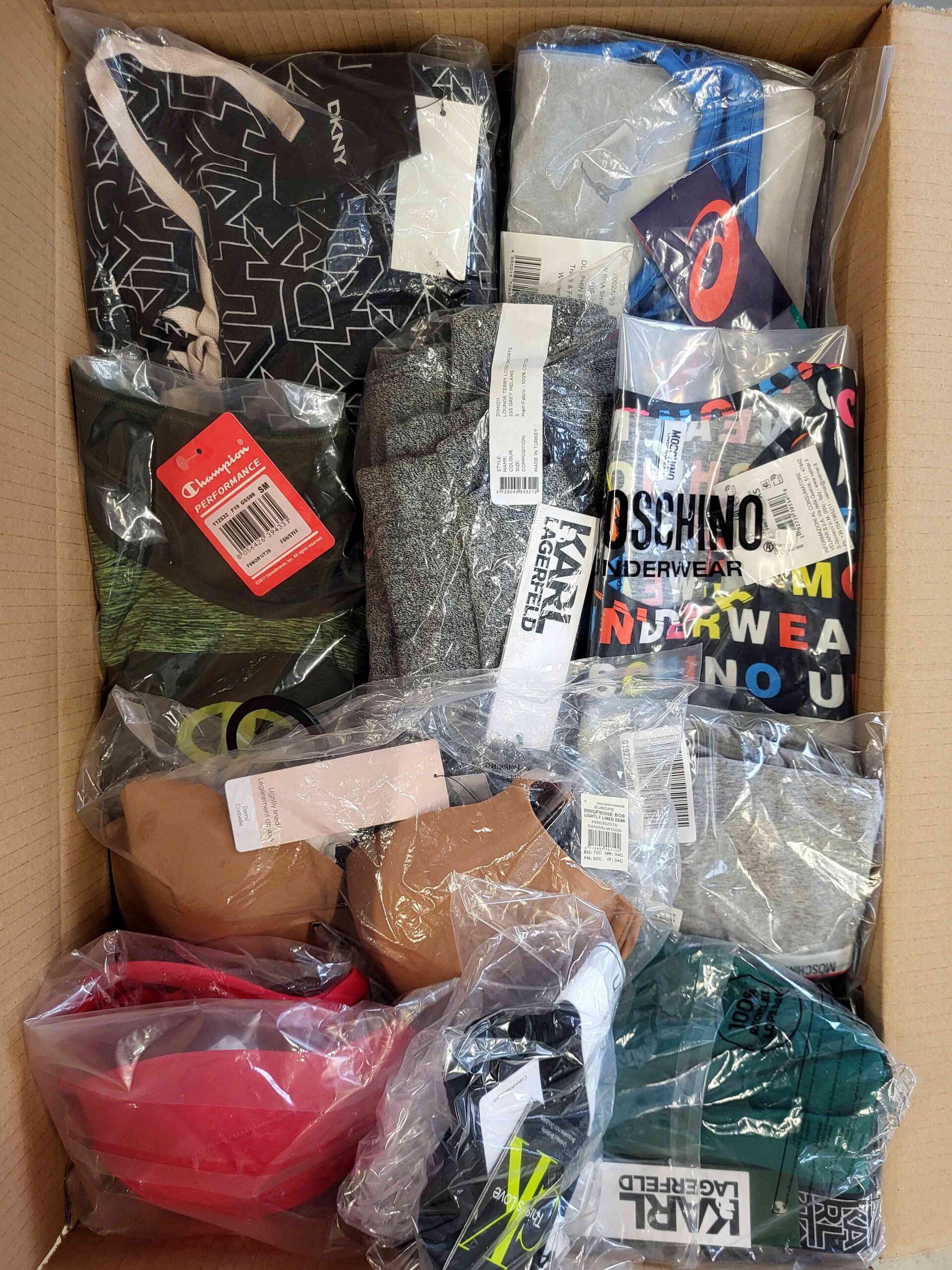 The photo shows a package with clothing in the category AU.