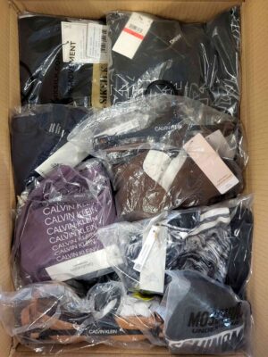 The photo shows a package with clothing in the category AU.