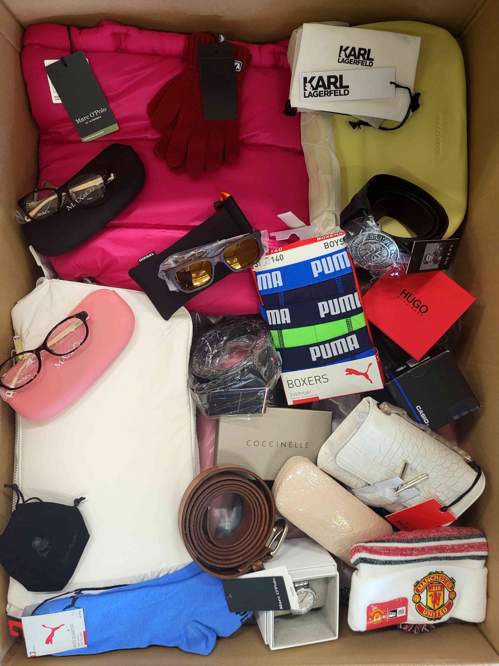 AA213 3 The picture shows a package with accessories in the category AA.