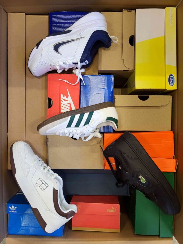 The photo shows a package with footwear in the category CS.