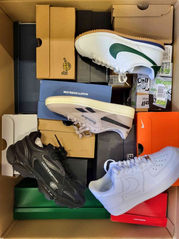 The photo shows a package with footwear in the category CS.