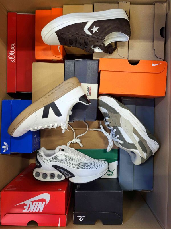 The photo shows a package with footwear in the category CS.