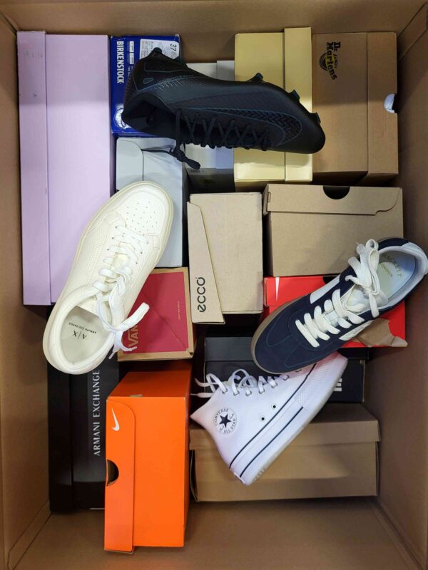 The photo shows a package with footwear in the category CS.