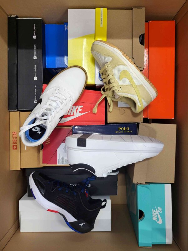 The photo shows a package with footwear in the category CS.