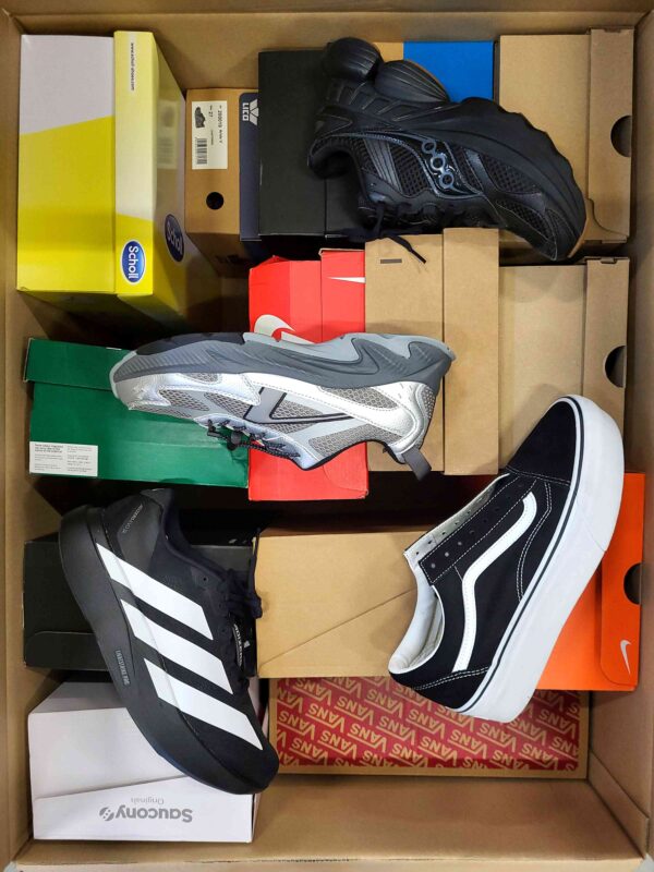 The photo shows a package with footwear in the category CS.