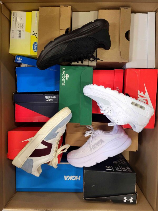 The photo shows a package with footwear in the category CS.