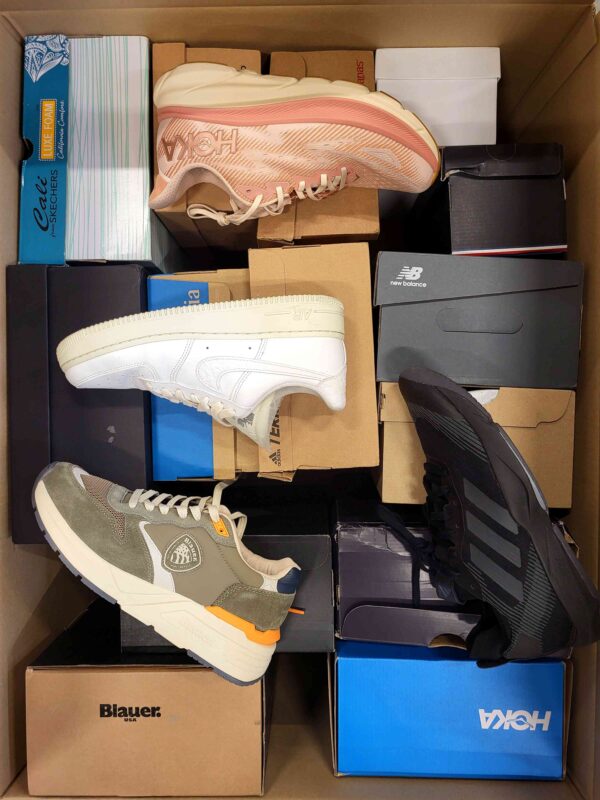 The photo shows a package with footwear in the category CS.