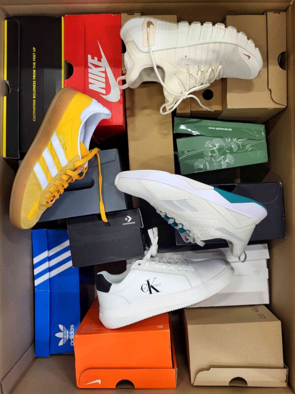 The photo shows a package with footwear in the category CS.