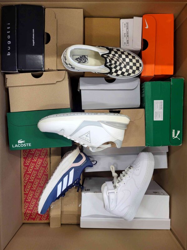 The photo shows a package with footwear in the category CS.