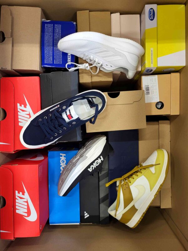 The photo shows a package with footwear in the category CS.