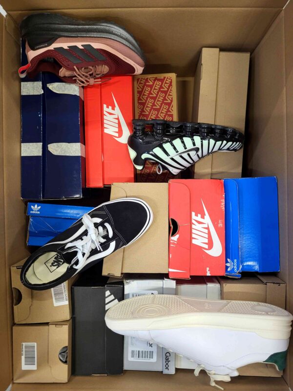 The photo shows a package with footwear in the category CS.