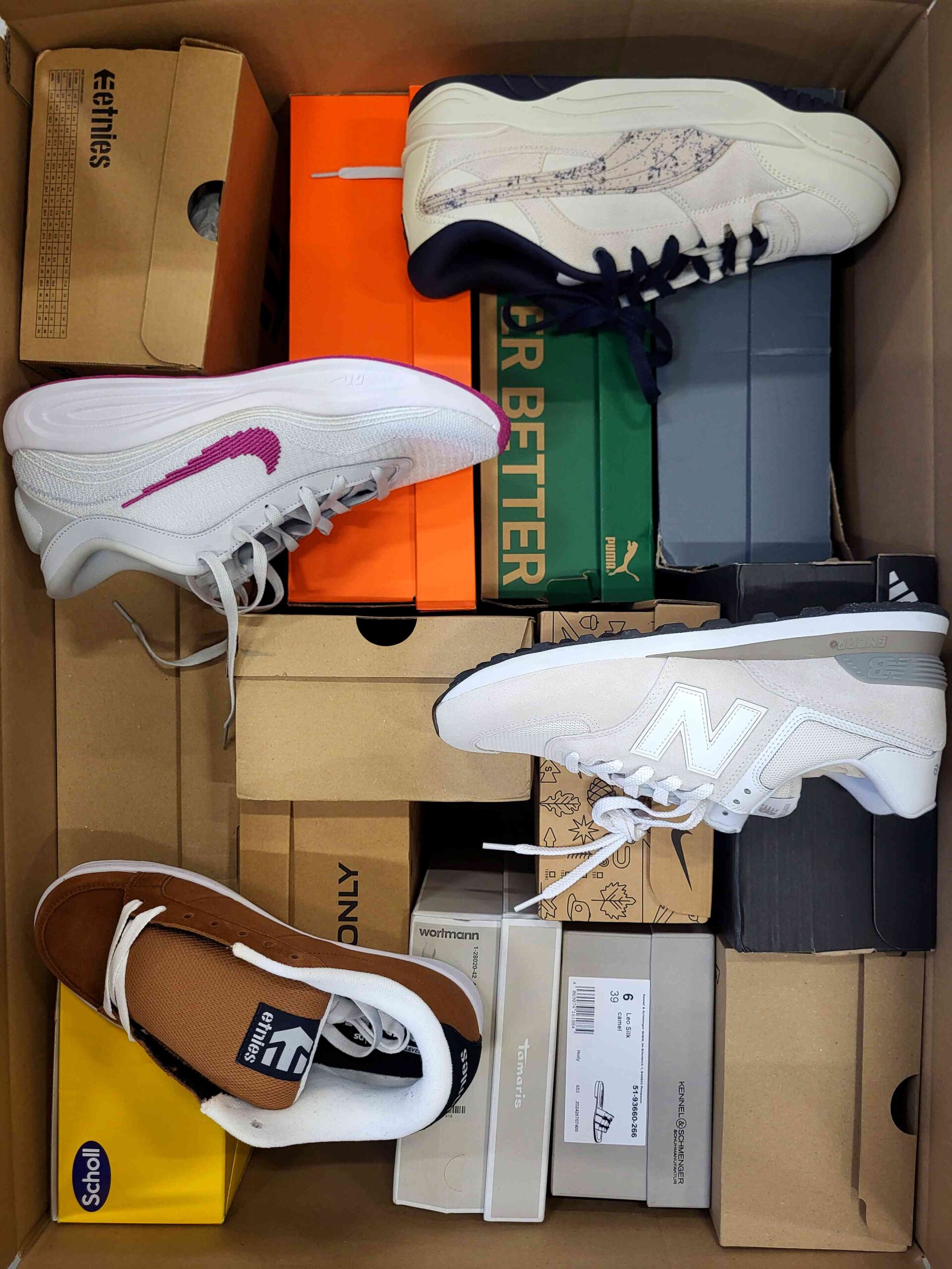 The photo shows a package with footwear in the category CS.