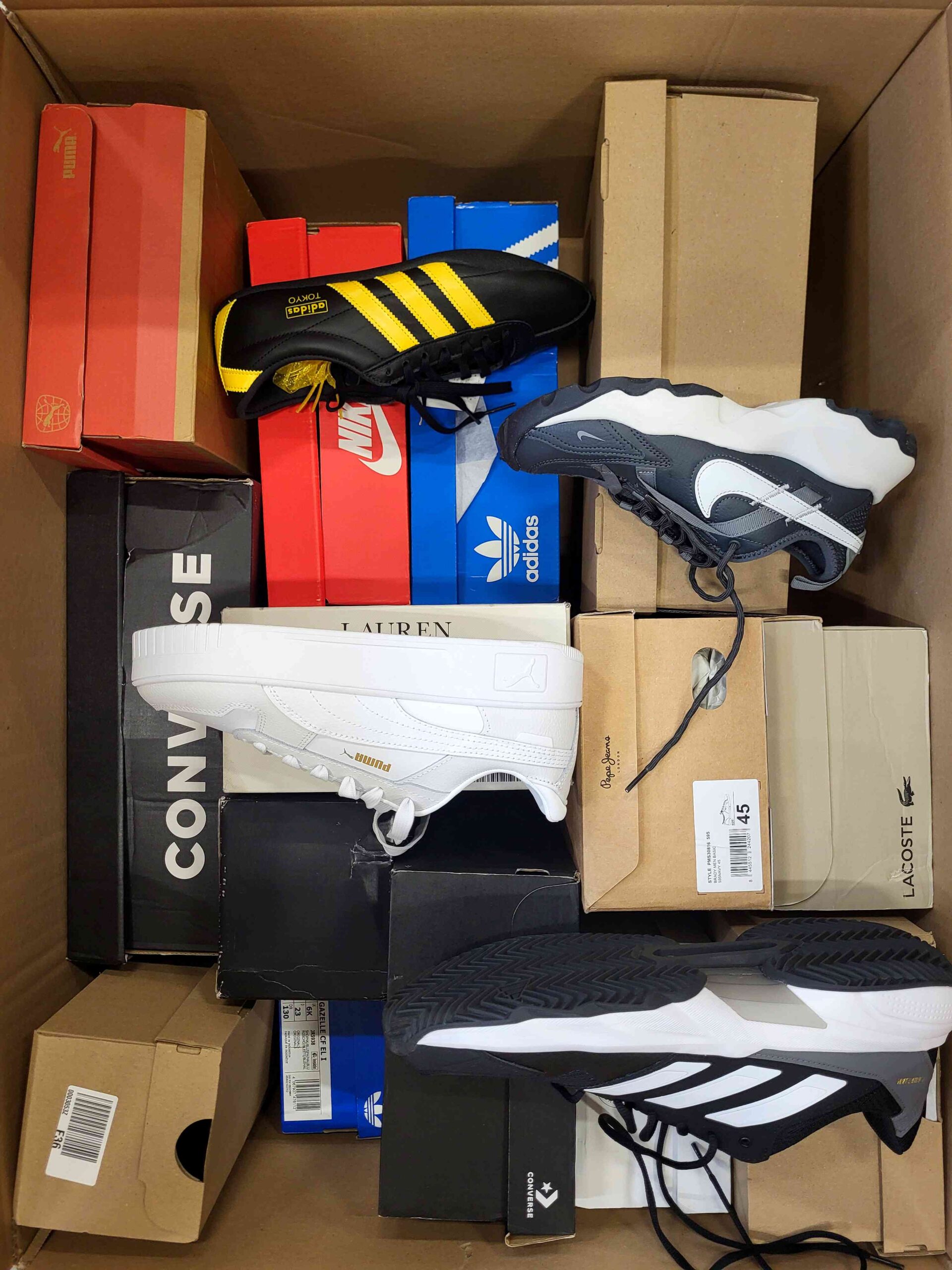 The photo shows a package with footwear in the category CS.