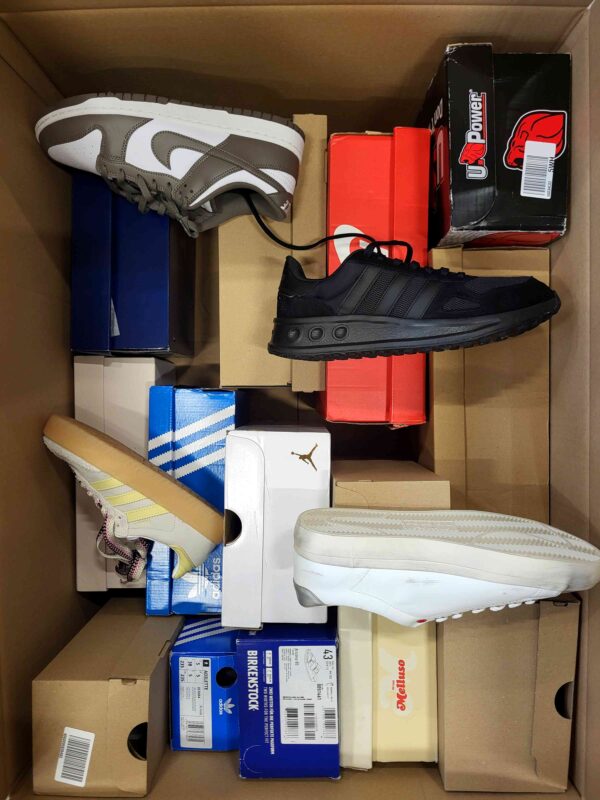 The photo shows a package with footwear in the category CS.