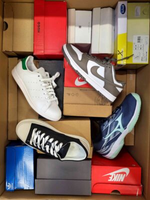 The photo shows a package with footwear in the category CS.