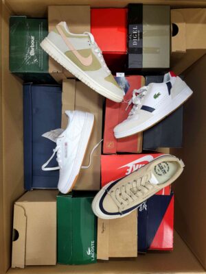The photo shows a package with footwear in the category CS.