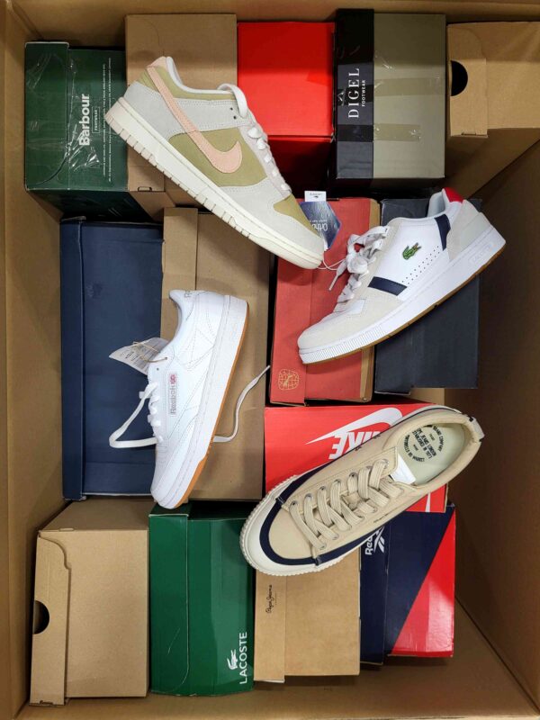 The photo shows a package with footwear in the category CS.