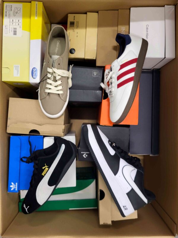 The photo shows a package with footwear in the category CS.
