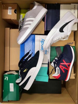 The photo shows a package with footwear in the category CS.