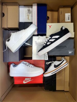 The photo shows a package with footwear in the category CS.
