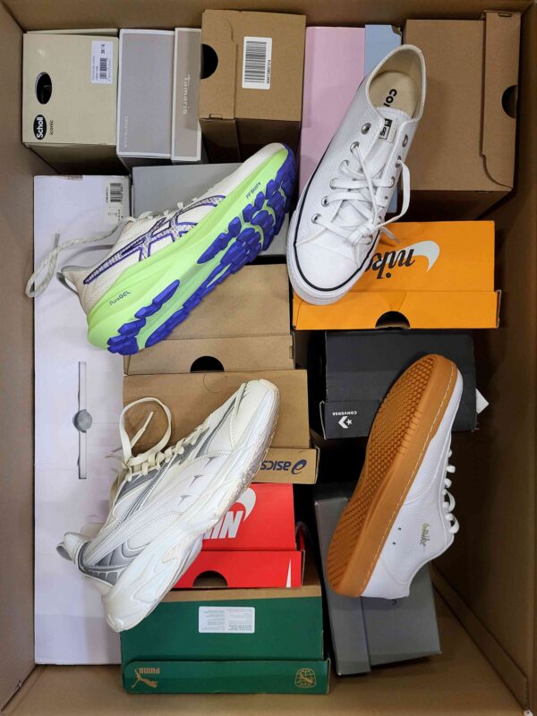 The photo shows a package with footwear in the category CS.