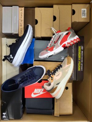 The photo shows a package with footwear in the category CS.