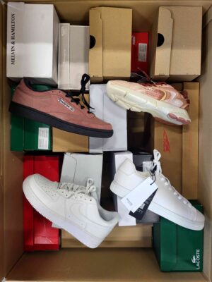 The photo shows a package with footwear in the category CS.