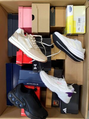 The photo shows a package with footwear in the category CS.