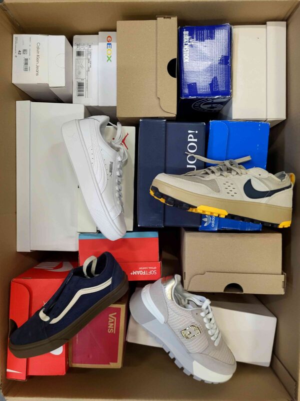 The photo shows a package with footwear in the category CS.