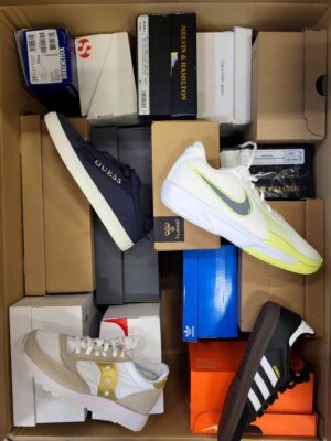 The photo shows a package with footwear in the category CS.