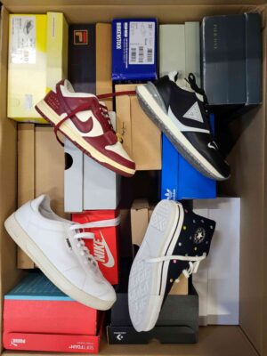 The photo shows a package with footwear in the category CS.
