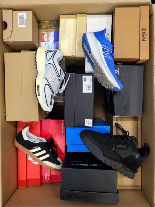 The photo shows a package with footwear in the category CS.