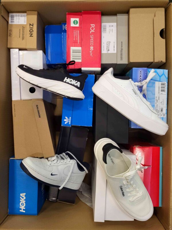 The photo shows a package with footwear in the category CS.